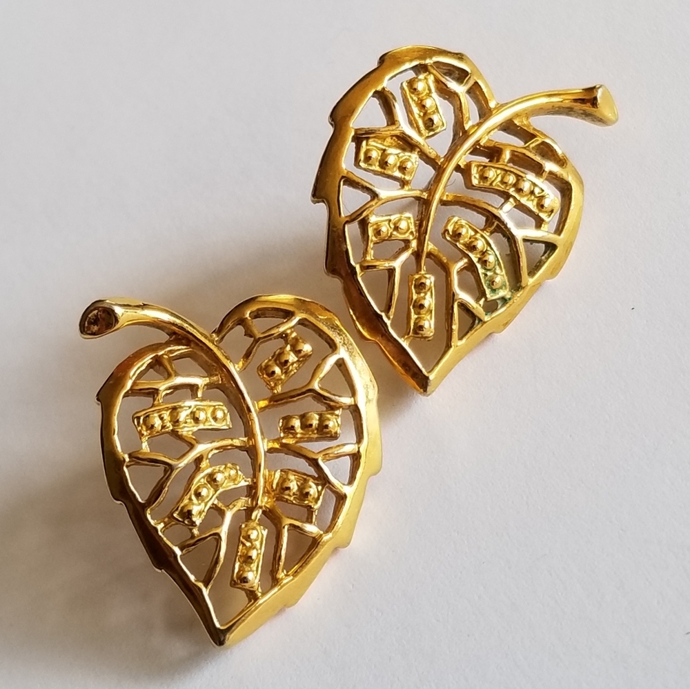 Vintage leaf earrings gold tone autumn fall leaves jewelry